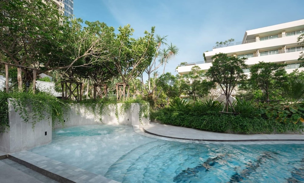 The Royal Paradise Hotel & Spa 72/75