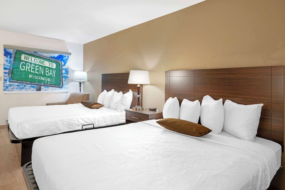 غرفة قياسية بسريرين كوين بإطلالة على المسبح، Best Western Green Bay Inn Conference Center 2/4