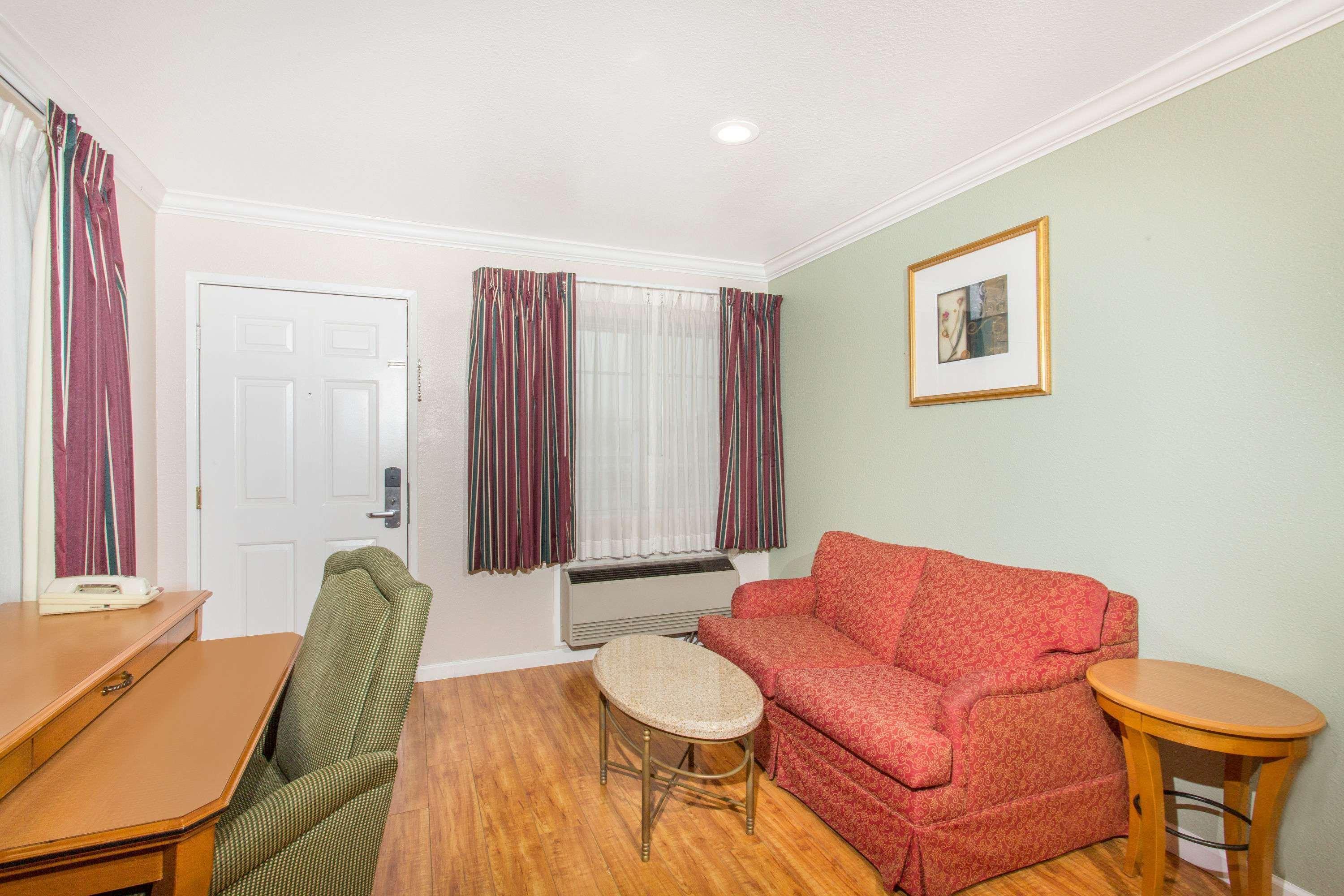 Upper Lake Inn & Suites 20/28