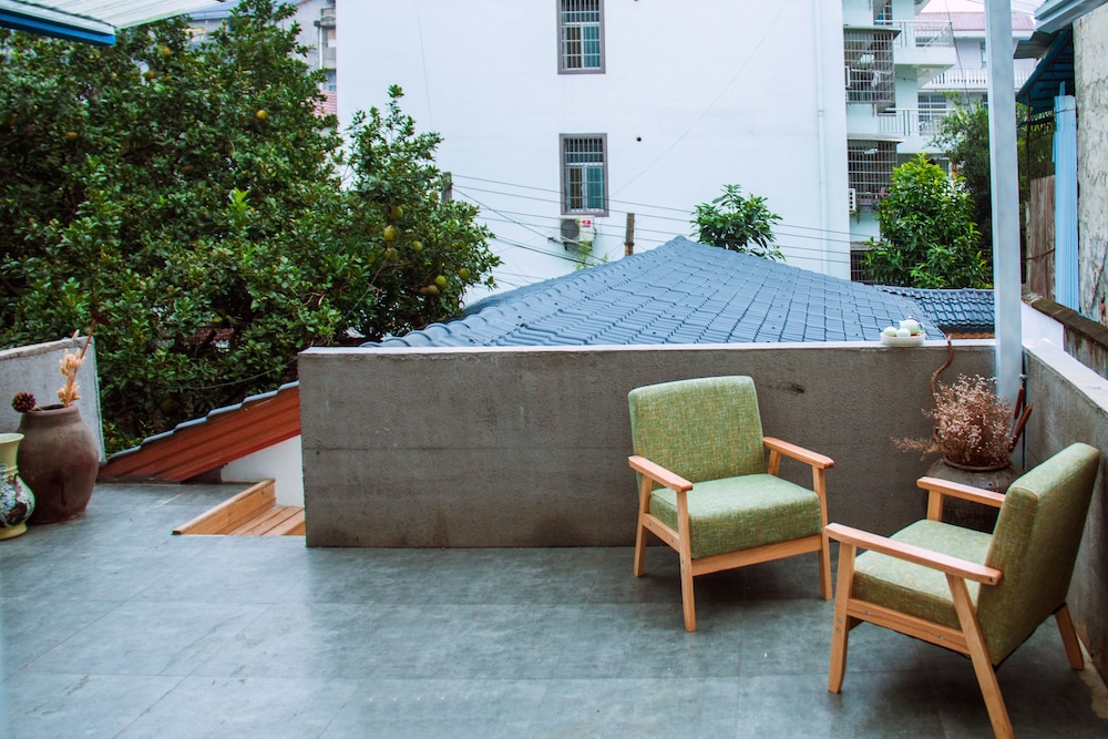 Listening To The Rain Hall Inn 35/50