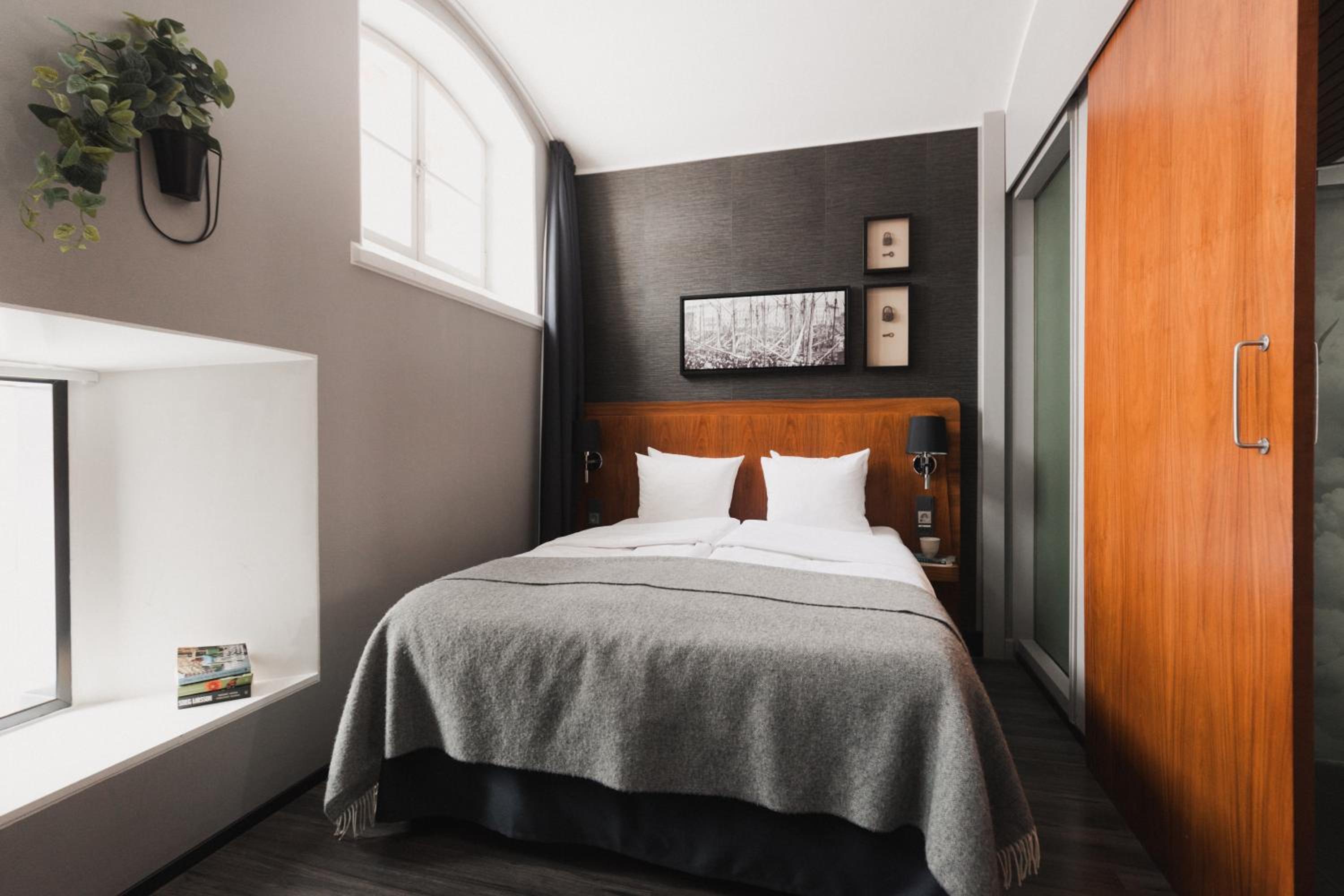 Standard, Queen Bed