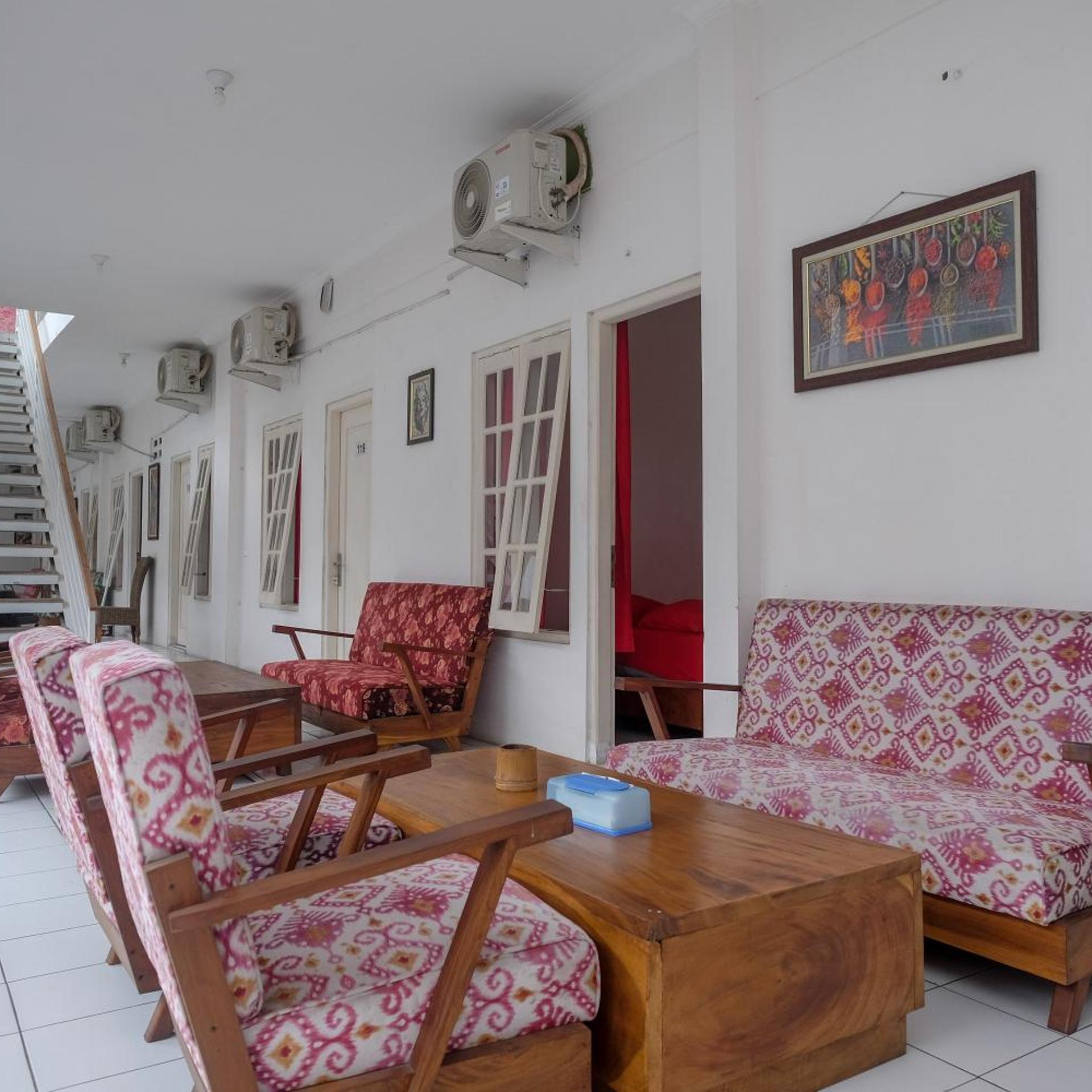 RedDoorz Plus near UMS Solo 43/50
