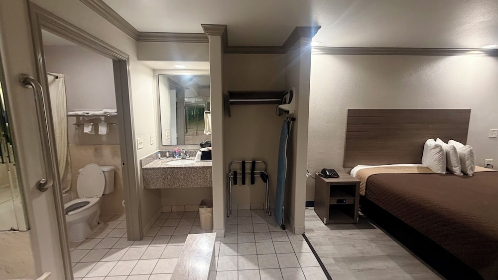 Luxury Inn & Suites Liberty 63/65