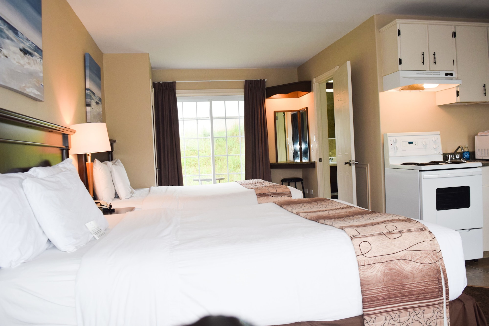 Deluxe, 2 Queen Beds, Kitchen