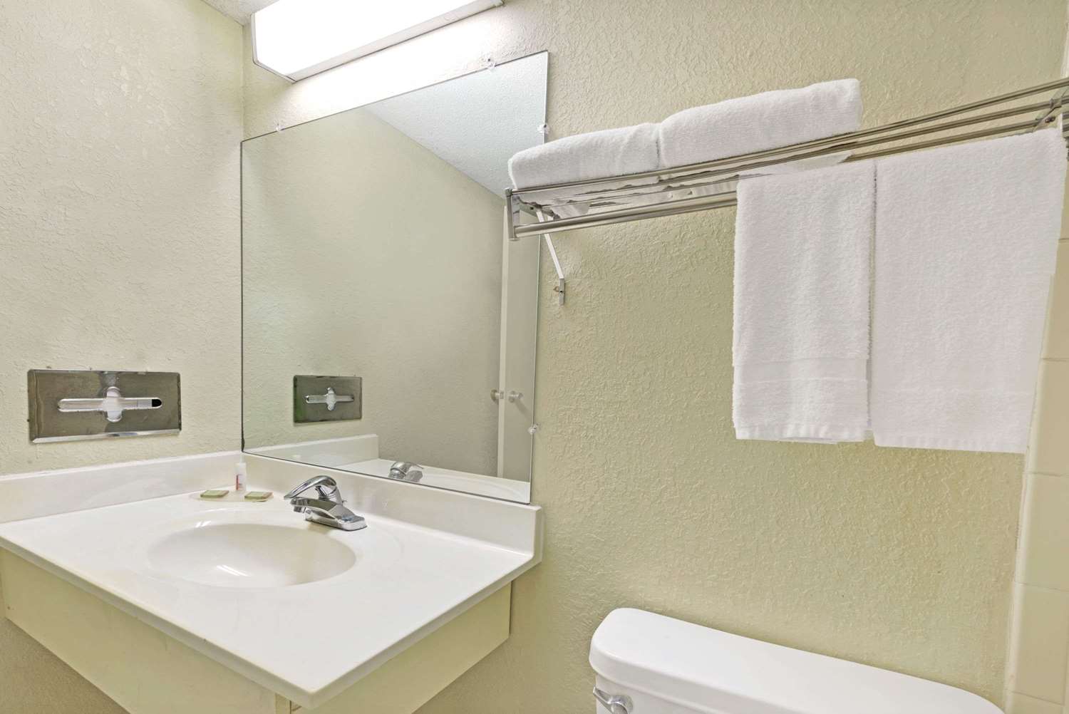 Super 8 by Wyndham Indianapolis South 17/17