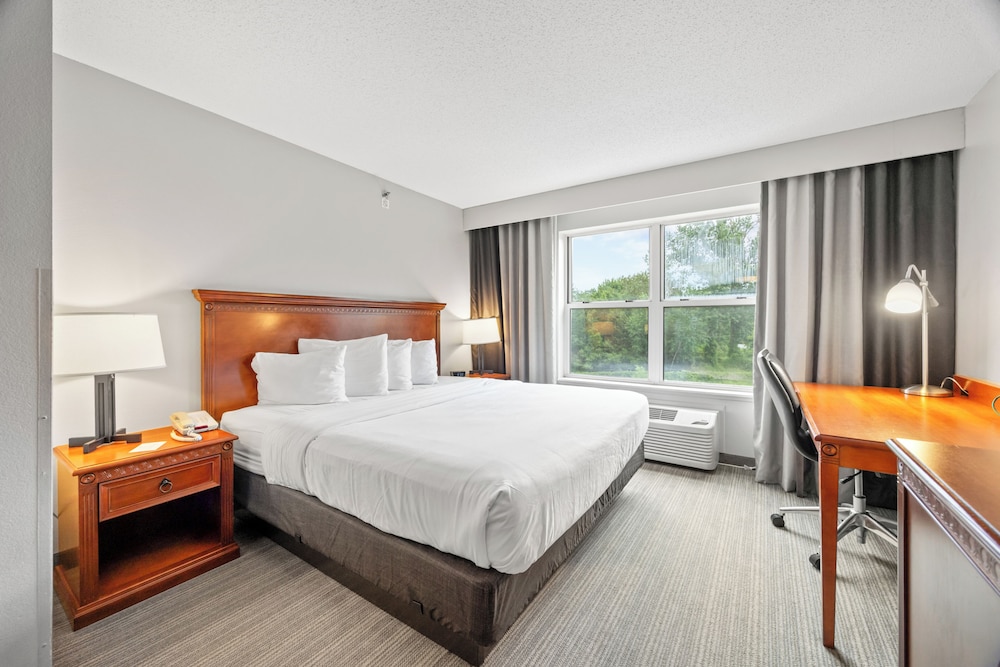 Marinette WI Hotel 5/50