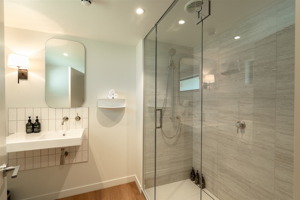 Premium Hotel Room، Edgewater Hotel 5/6