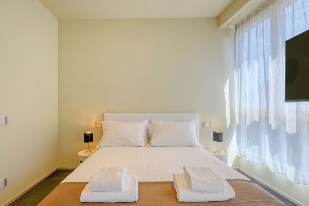 Milan Royal Suites Luxury Apartments 16/50