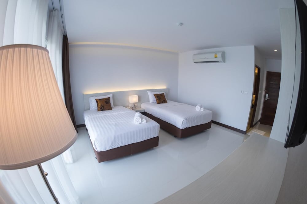 Chaisaeng Villa Hotel 8/23