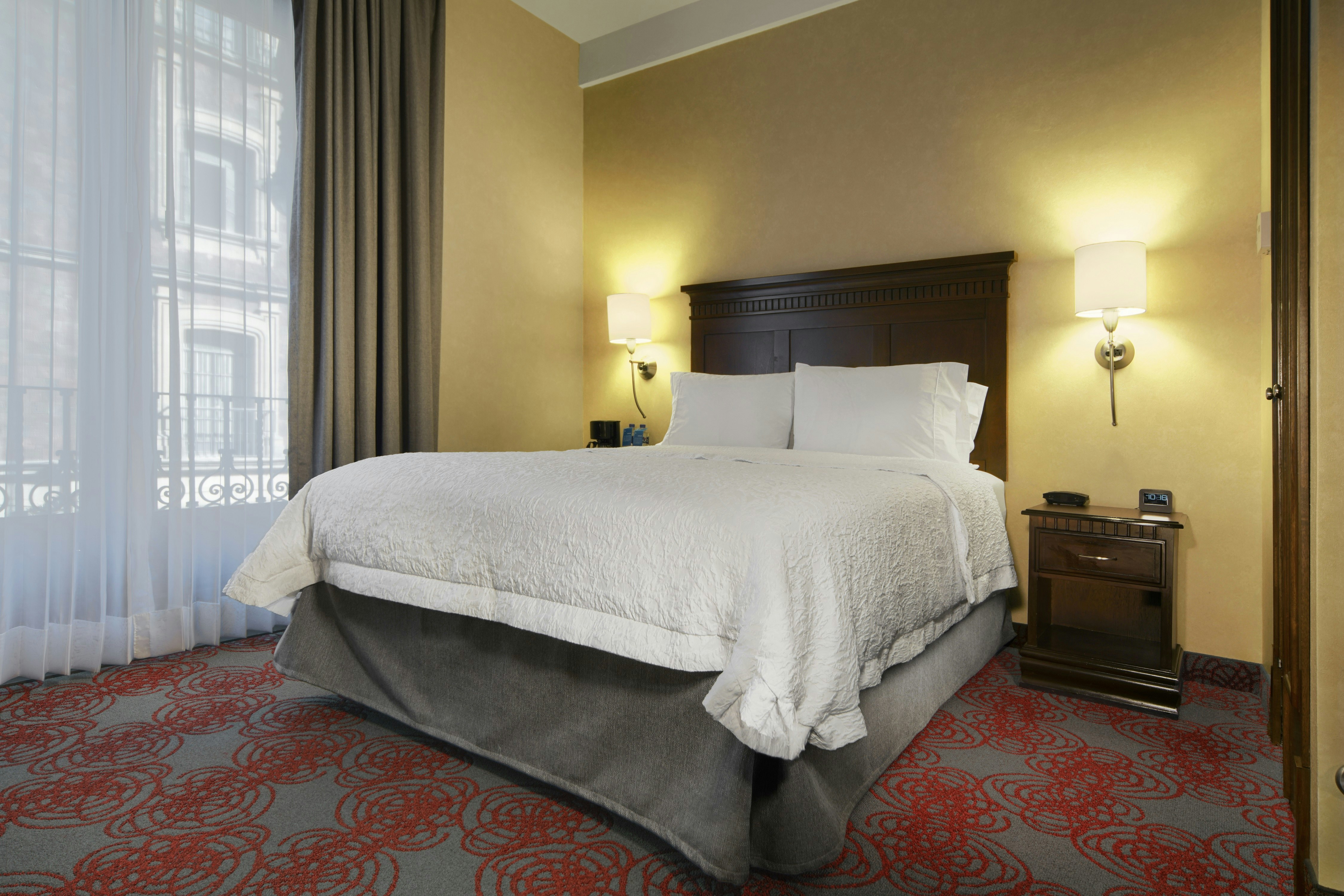 ROOM, QUEEN BED