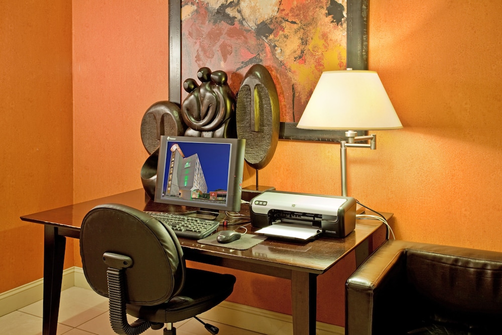 Holiday Inn Manhattan At The Campus 38/44