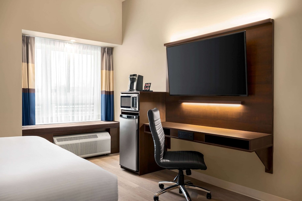 Microtel Inn and Suites by Wyndham Aurora 37/49