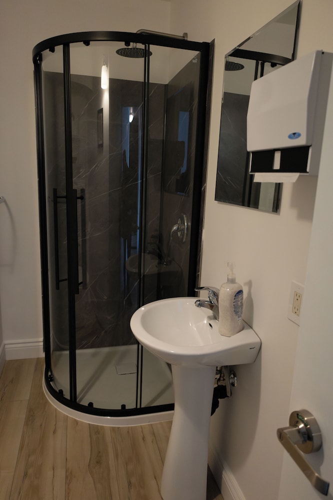 Treehouse Hostel 14/15