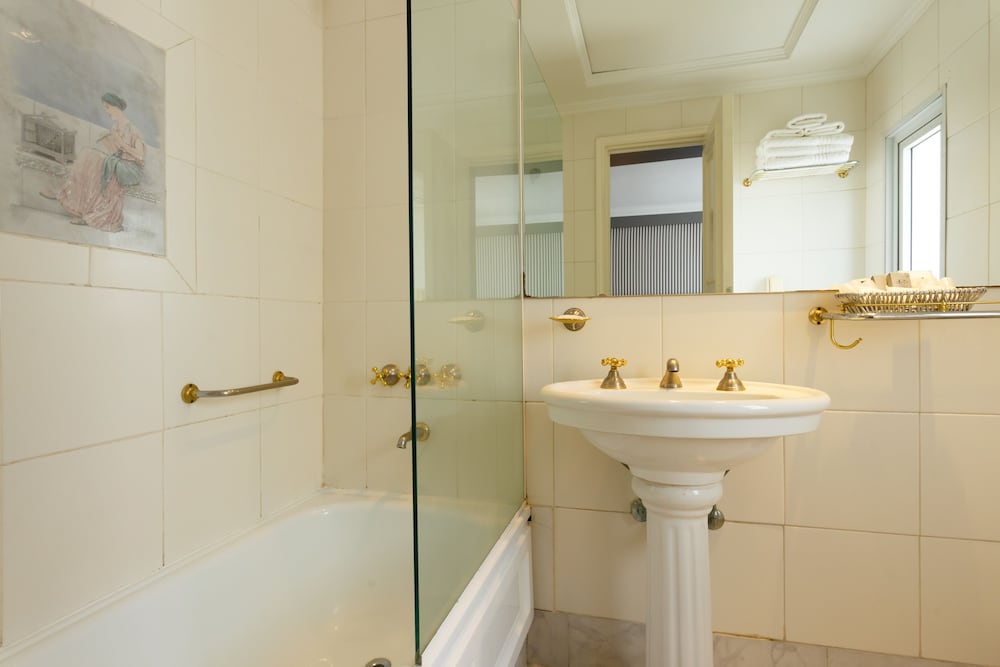 Midtown Boutique Hotel 66/70