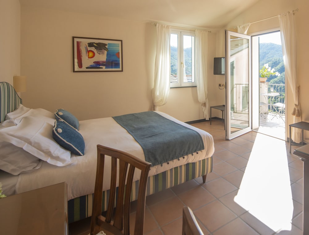 Room, Queen Bed, Hill View, Terrace
