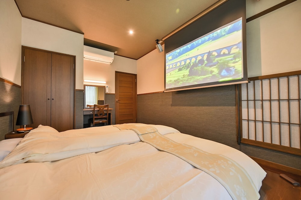 Theater, 2 Double Beds