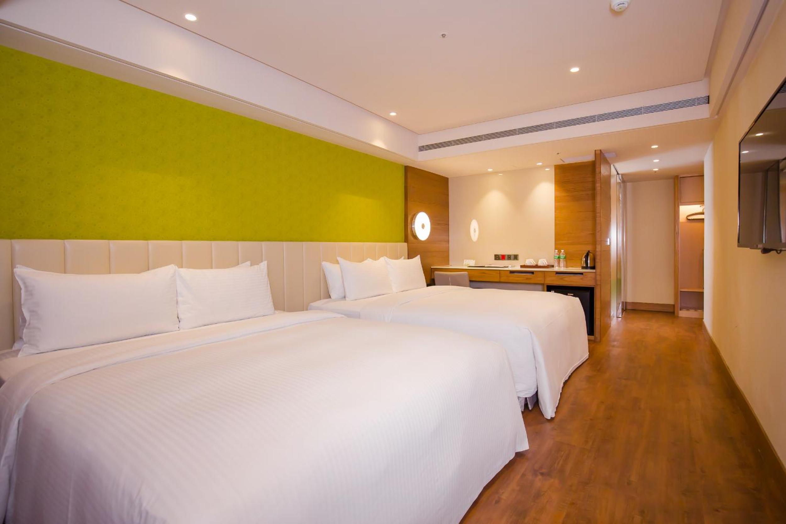 Room, Quadruple