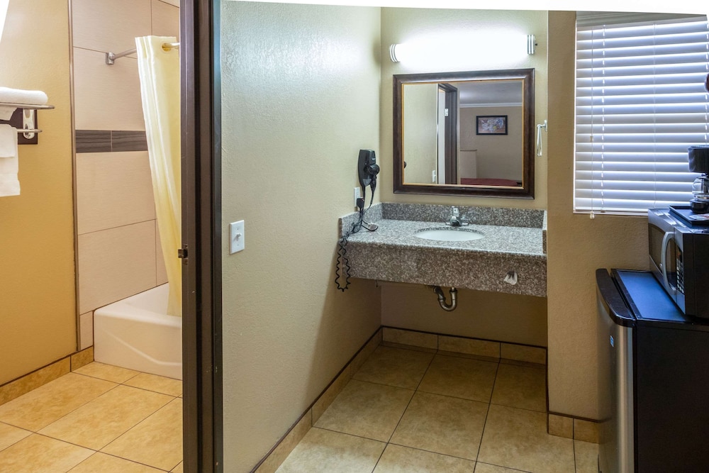 Econo Lodge Inn & Suites Fallbrook Downtown 12/31