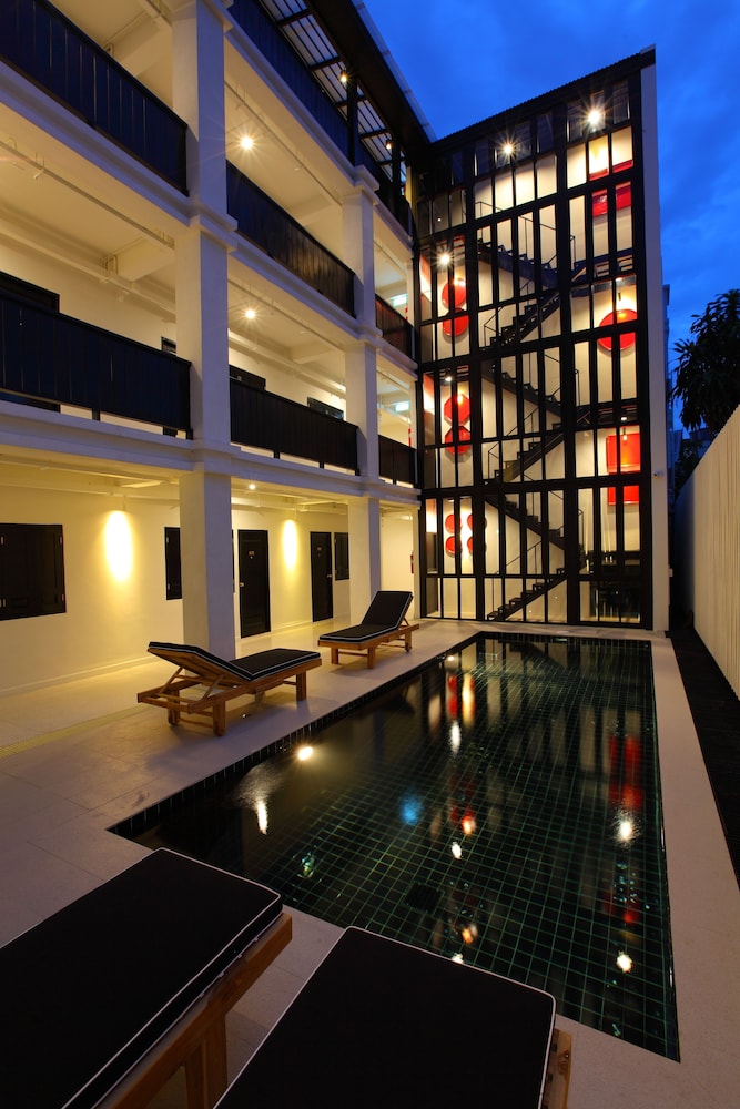 99 the Gallery Hotel 2/77