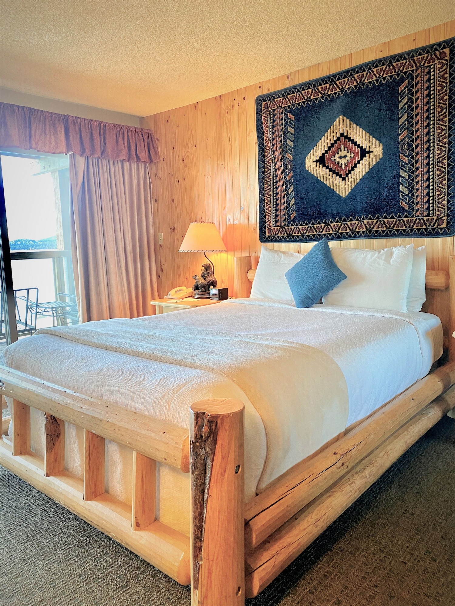 STANDARD, QUEEN BED, LAKE VIEW, BALCONY OR PATIO