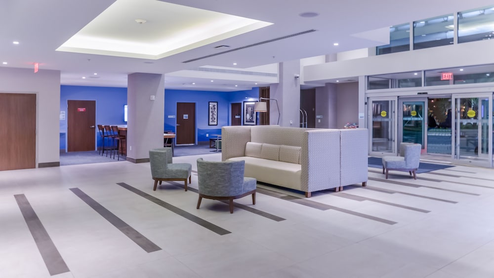 Holiday Inn Express & Suites Miami Airport East 12/69