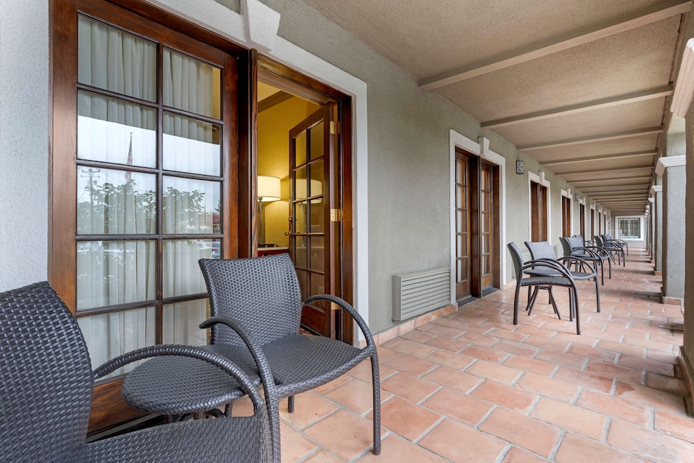 Best Western Plus Brookside Inn 38/62