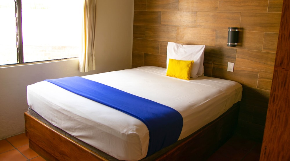 STANDARD, QUEEN BED