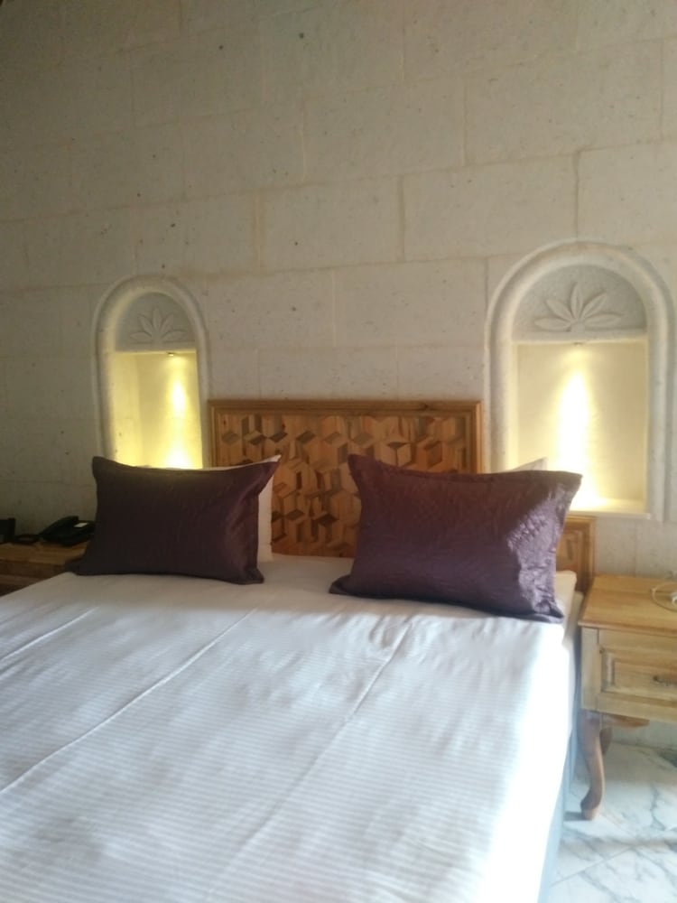 Crassus Cave Hotel 20/50