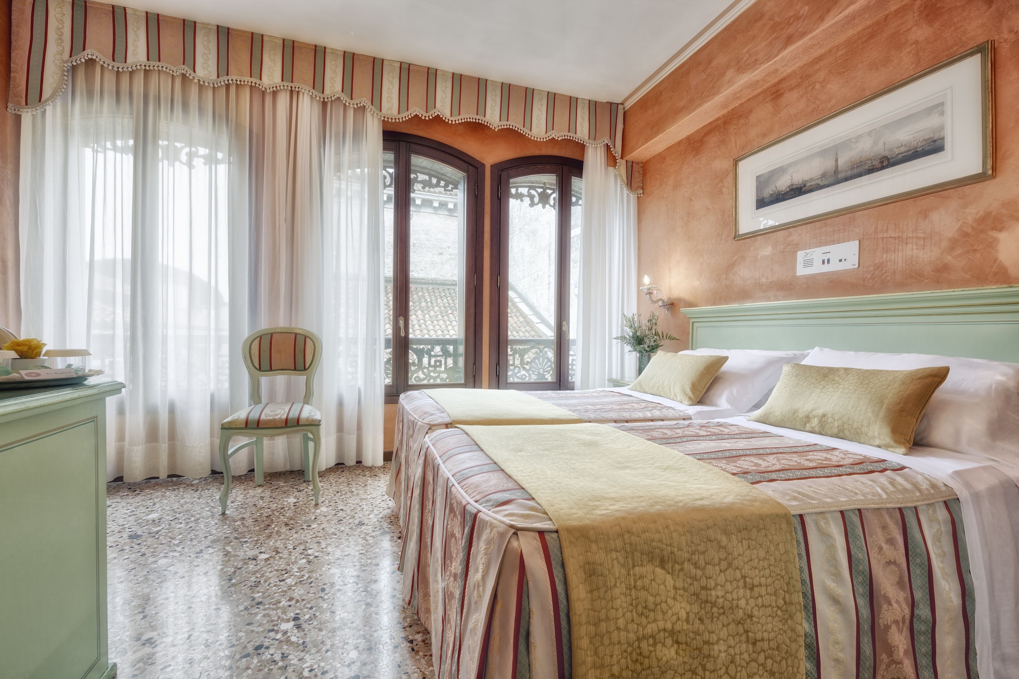 SINGLE ROOM