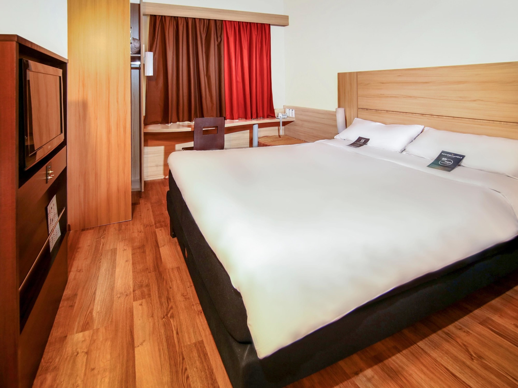 ROOM, QUEEN BED