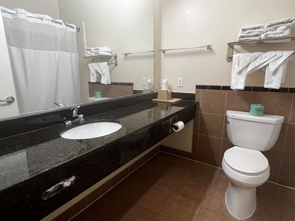غرفة بسرير كينج لذوي الإعاقة، Super 8 By Wyndham Brookshire Tx 5/7