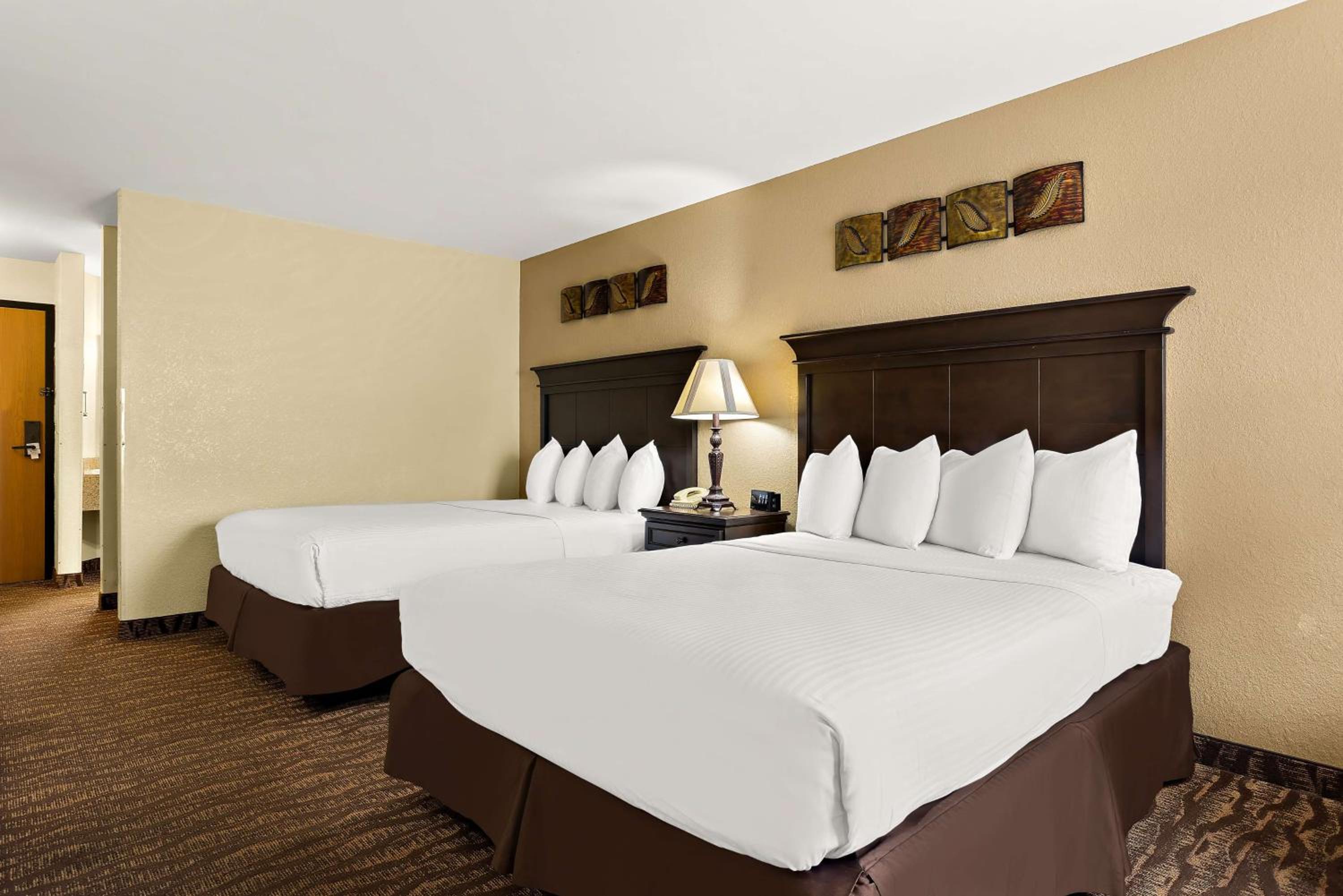 جناح بسريرين كوين مع أريكة، Best Western Center Pointe Inn 2/3