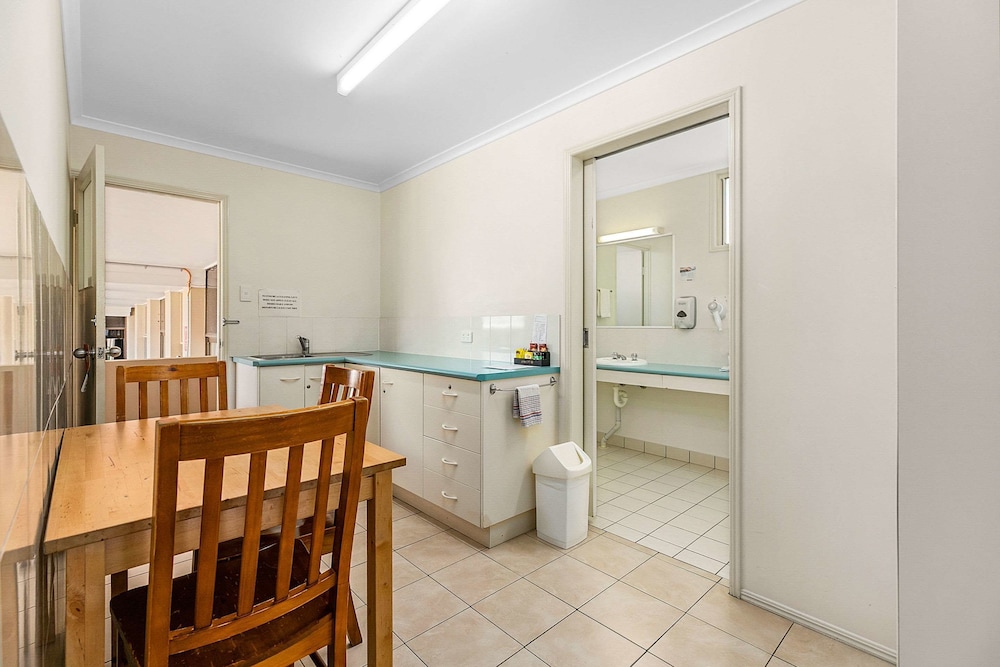 Econo Lodge Park Lane 29/29