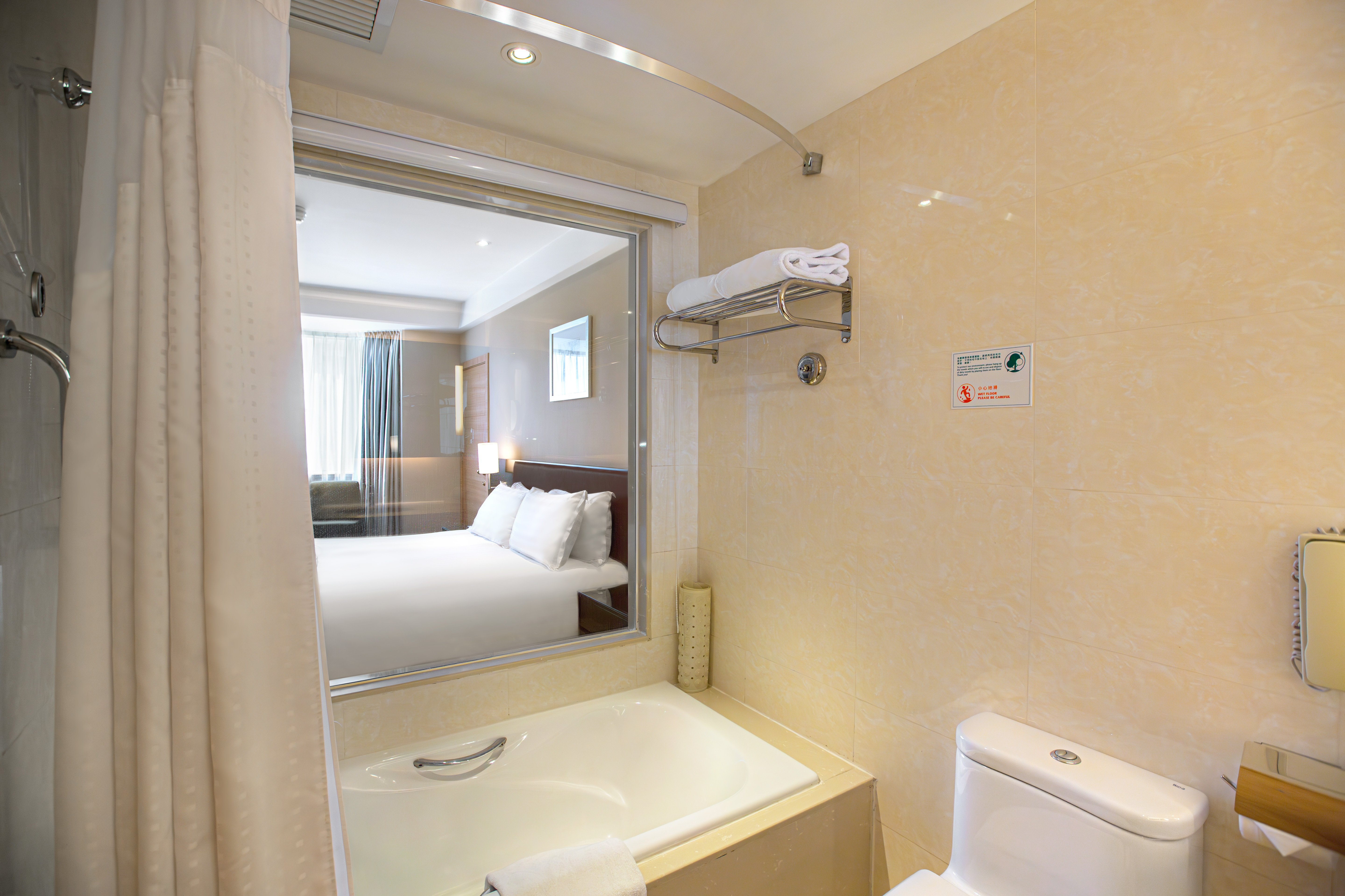 HOLIDAY INN MACAU 75/79