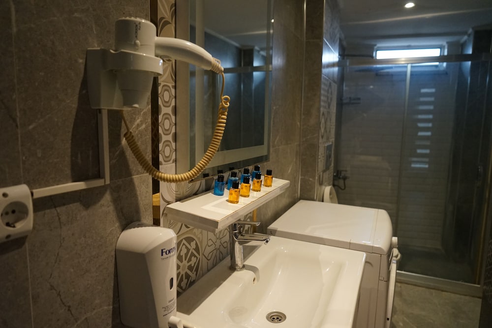 Corner Park Suites 50/50