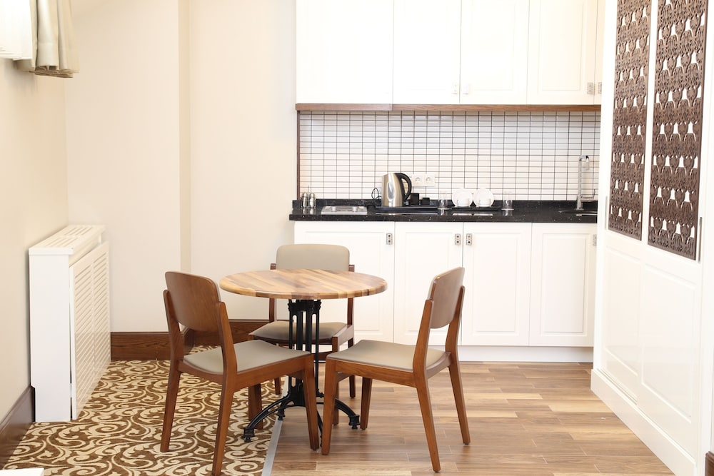 K SUITES HOTEL 54/58