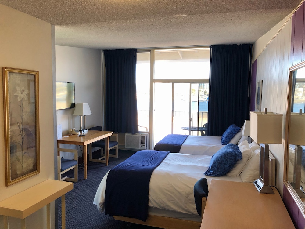 Foghorn Harbor Inn 4/55
