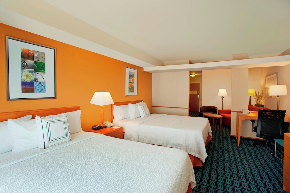 Suite, 2 Queen Beds, Sofa, Accessible