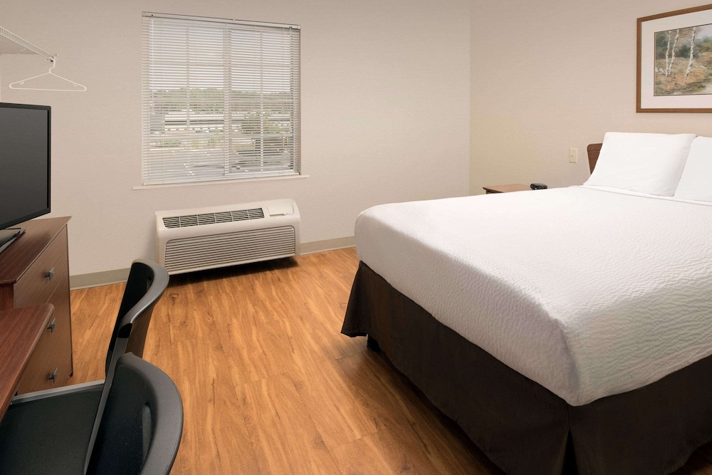 WoodSpring Suites Kansas City Mission 19/36