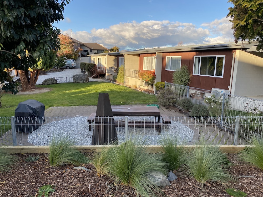 Manuka Crescent Motel 53/63