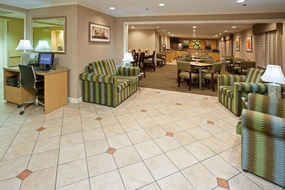 La Quinta Inn & Suites by Wyndham Nashville Airport 37/63