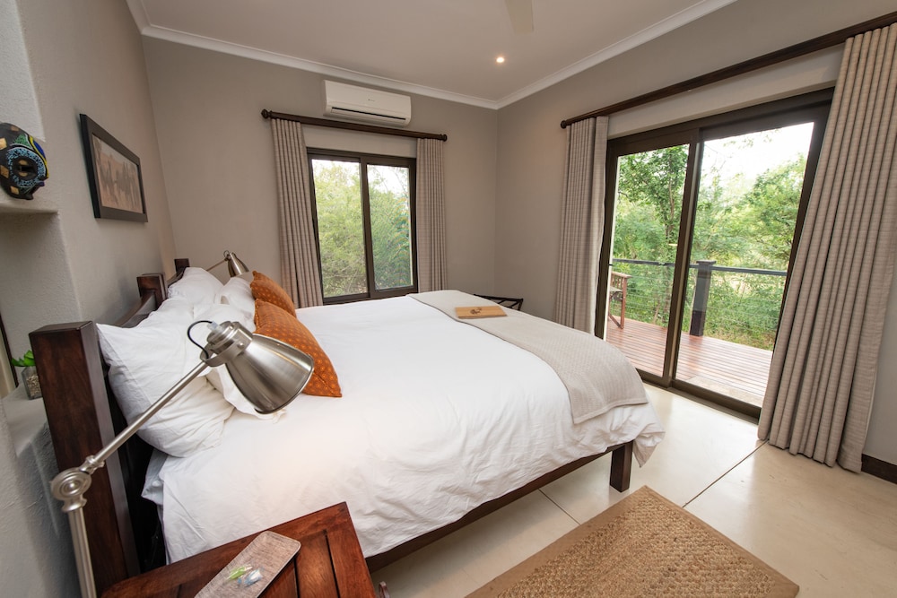 DELUXE, DOUBLE BED