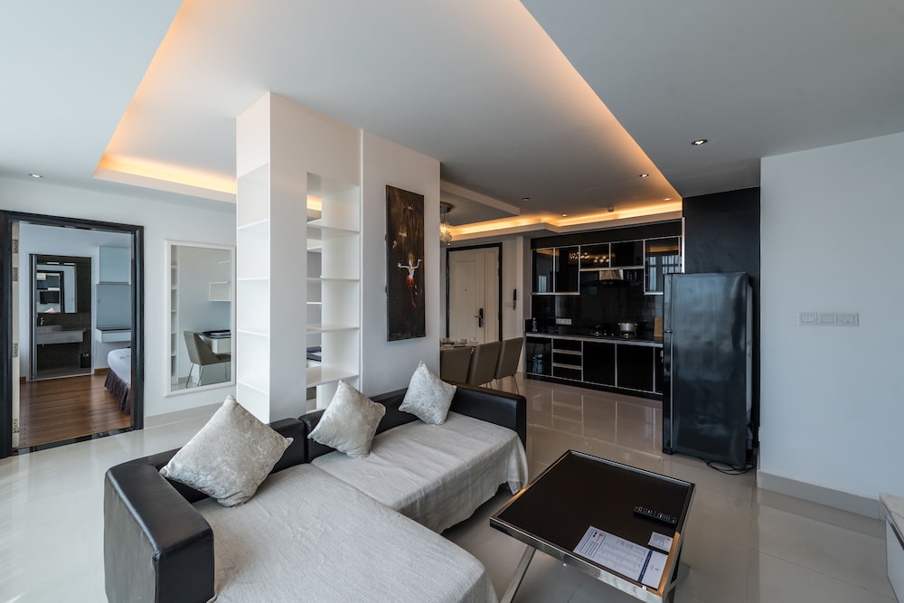 Naki Suites At Silvertown 8/49