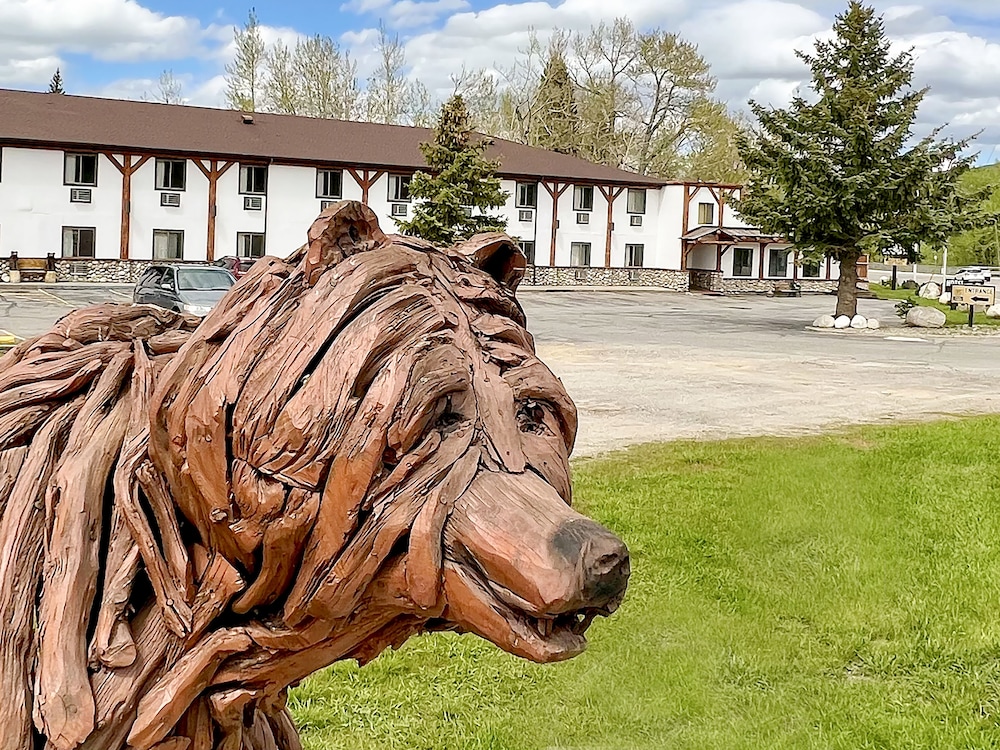 Beartooth Hideaway Inn and Cabins 48/56