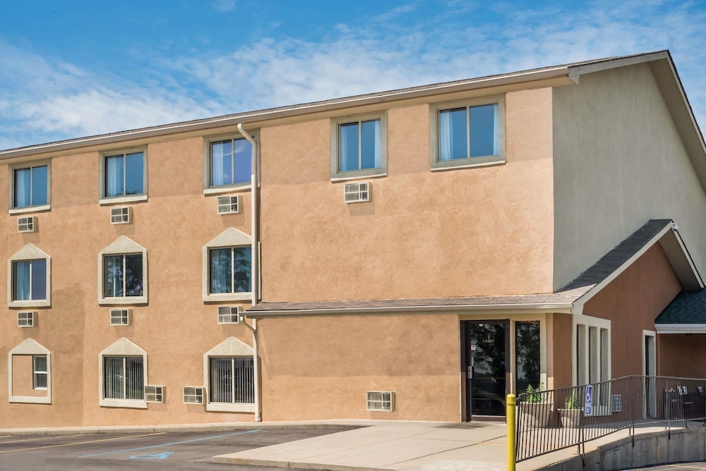 Super 8 by Wyndham Columbus IN 3/33