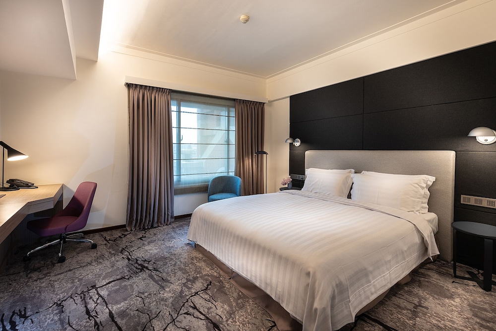 DELUXE, KING BED