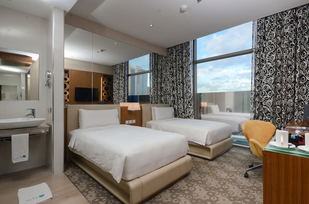 Hotel H2o 12/77