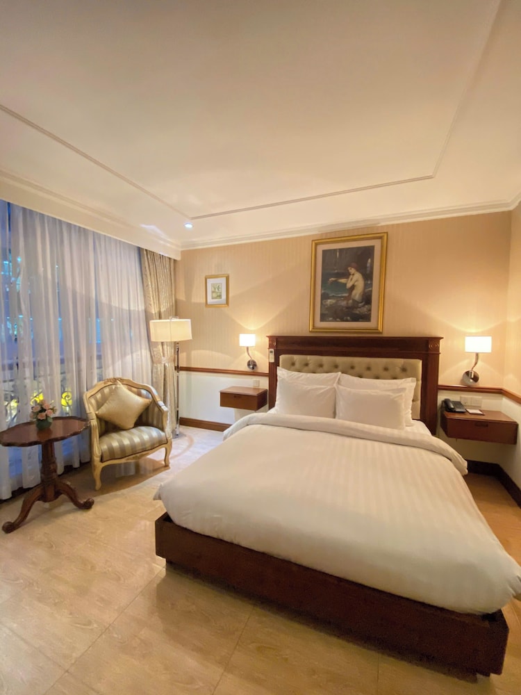 Central Hotel and Residences 17/50