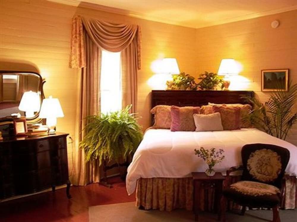 Rothschild-Pound House Inn 23/76