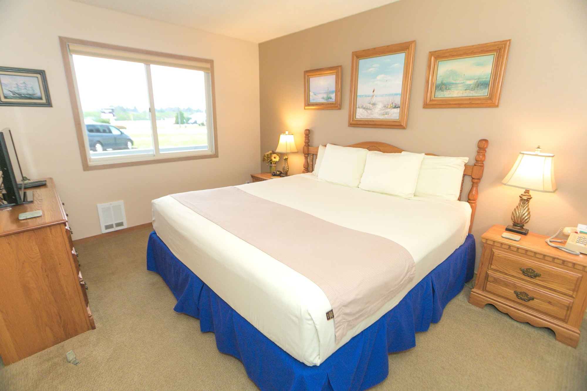 Signature, King Bed, Pool View, Sofa, Kitchen